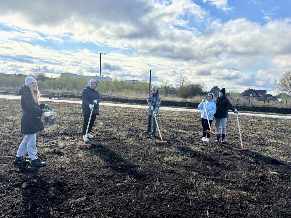 Фоторепортаж. Посмотрели, как проходит республиканский субботник в Смолевичах и районе