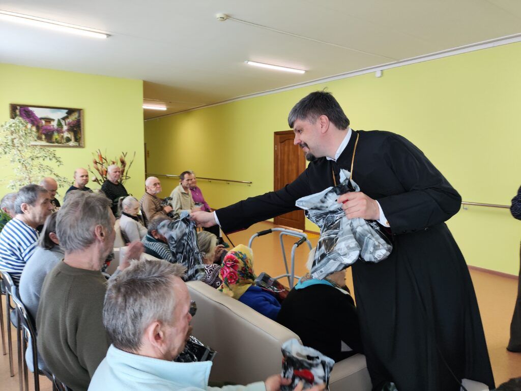 «Христос Воскресе!»: в Жажелке с Пасхой поздравили одиноких бабушек, дедушек и особенных ребят