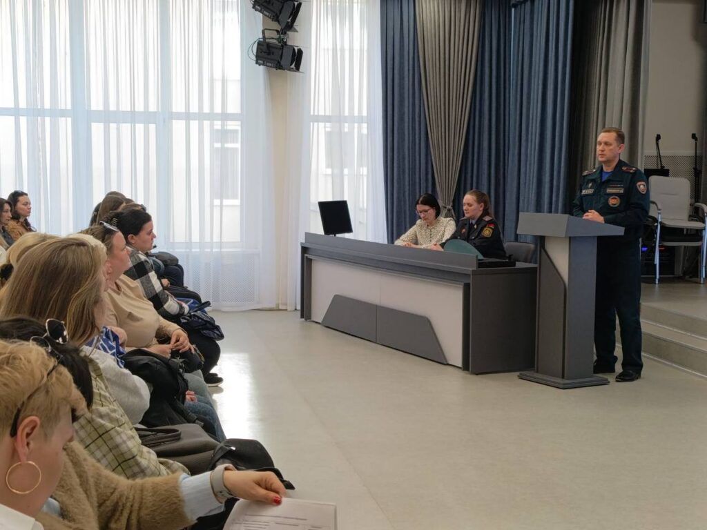 Узнали, зачем работники РОЧС пришли на родительское собрание