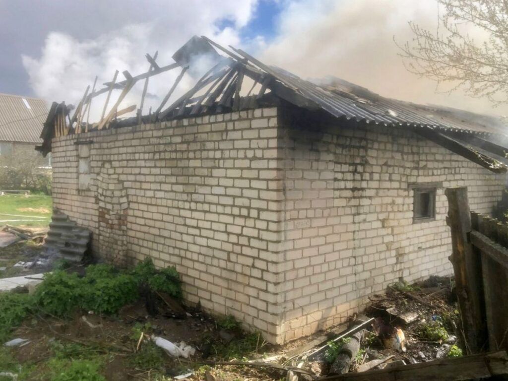 В деревне Трубенок произошел пожар в хозпостройке: предварительная версия — нарушение правил устройства печи