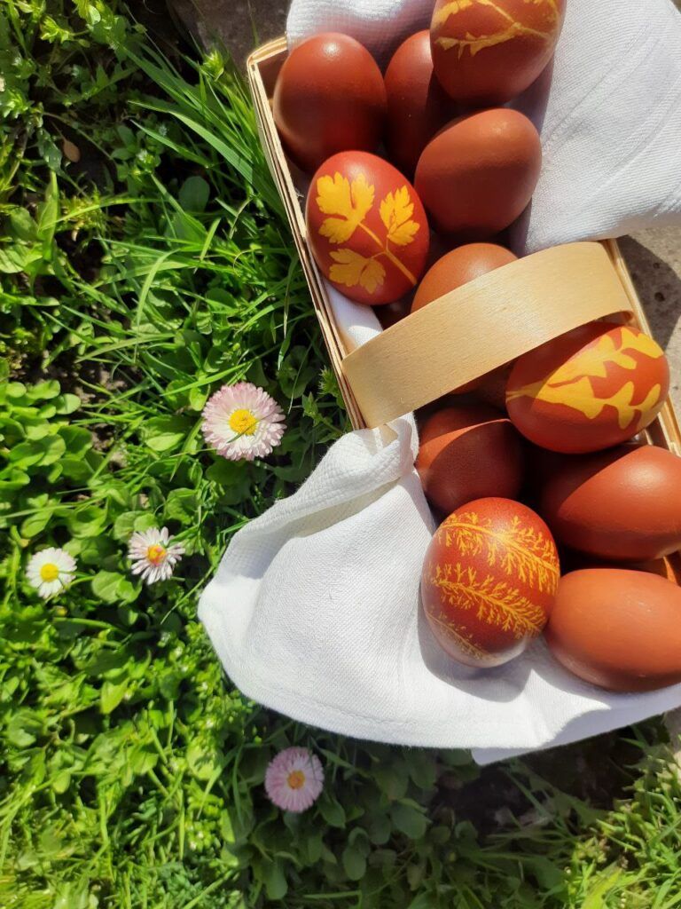 Подписчица рассказала о своем способе окрашивания пасхальных яиц