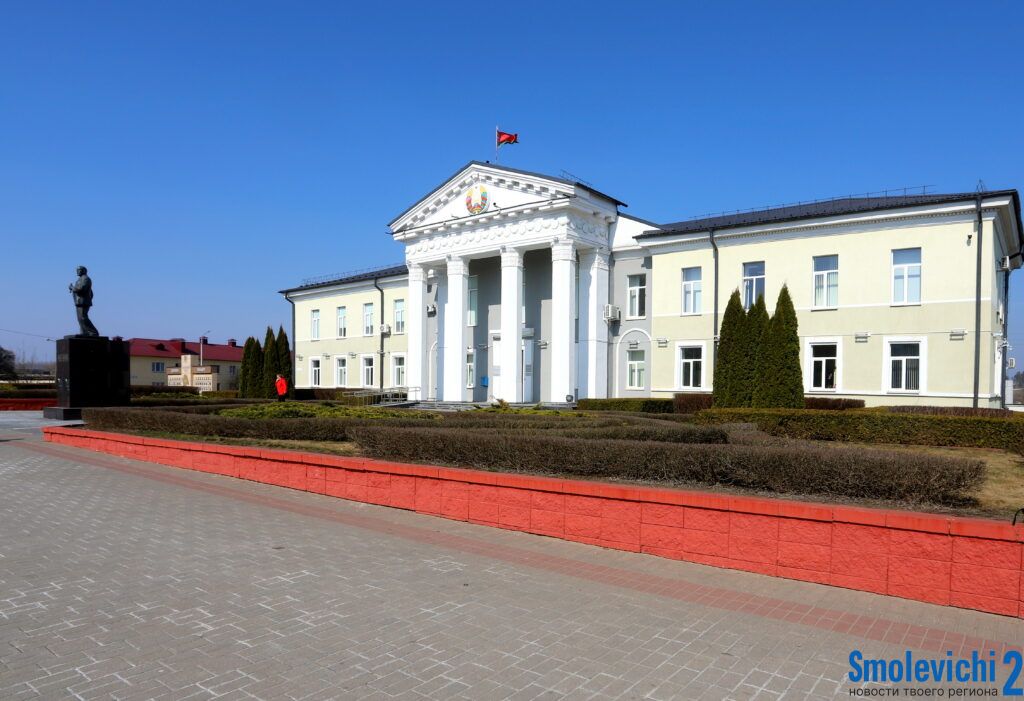 Чтобы у каждого было любимое дело. Руководство района поздравило смолевичан