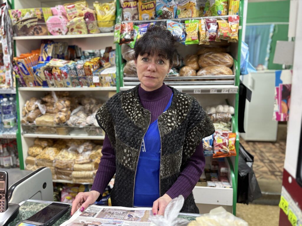 Продавщица из Петровичей рассказала, почему ее жизнь лучше городской