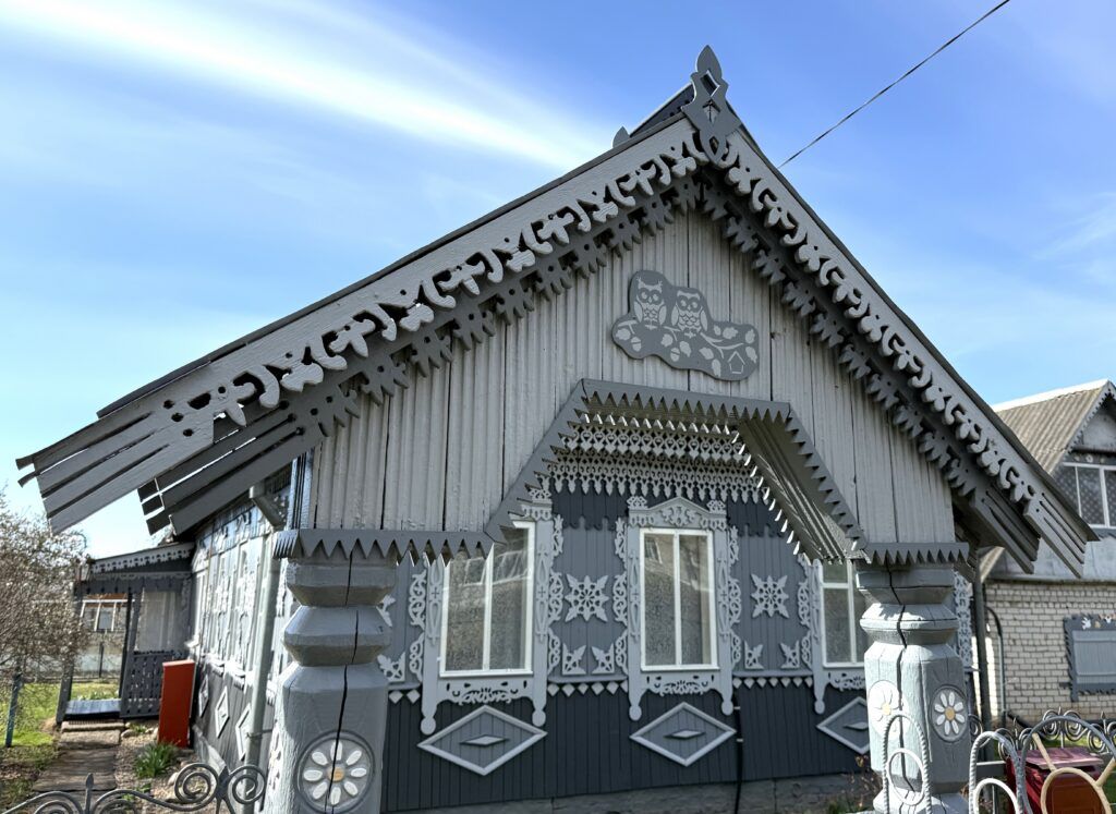 «Дом, который невозможно пройти»: жители Октябрьского сохраняют уникальное деревянное зодчество
