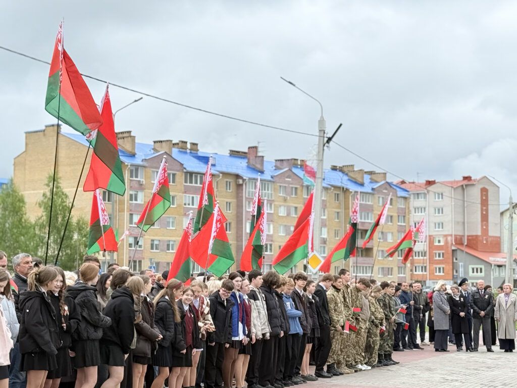 «Вся сила нашего народа». В Смолевичах прошел митинг в честь Дня государственных символов