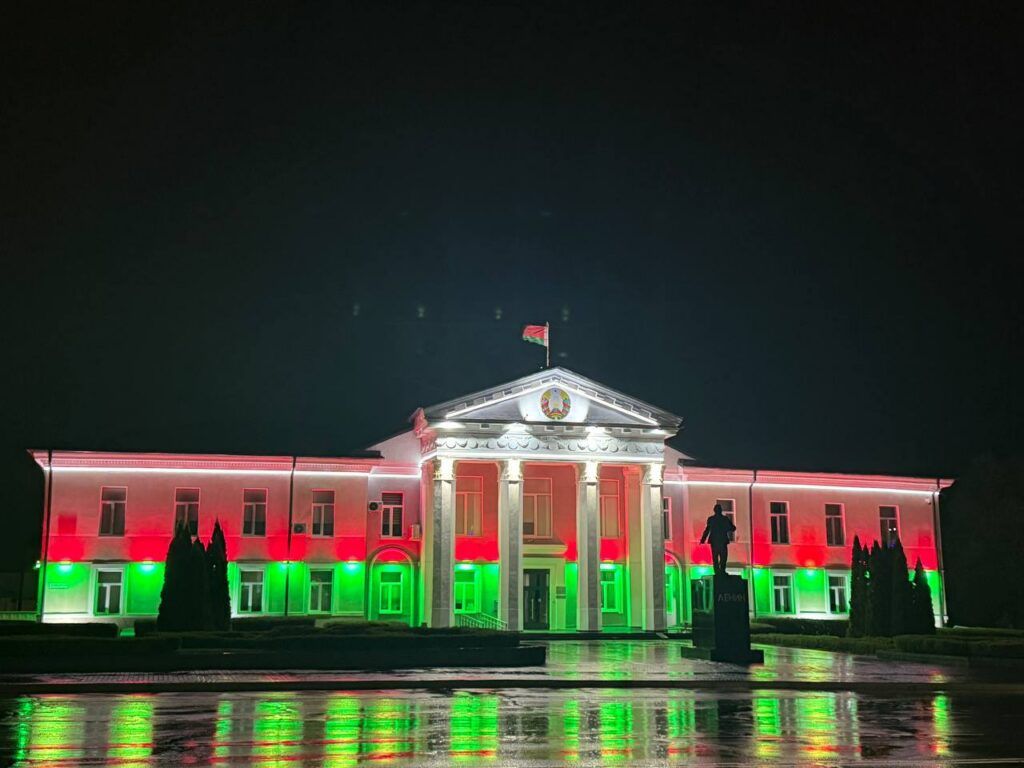 Руководство района поздравляет с Днем Победы