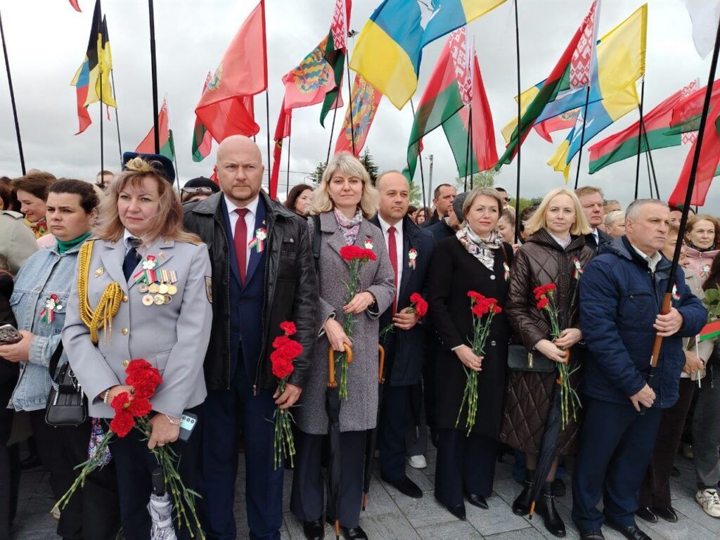 Смолевичане возложили цветы к подножию мемориального комплекса «Курган Славы»