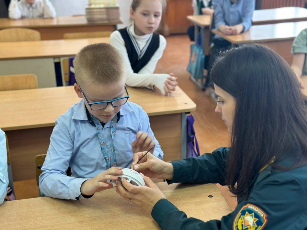 Спасатели провели урок безопасности для плисских школьников