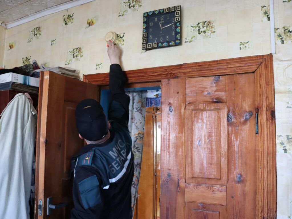 АПИ спасает жизни.  Работники Смолевичского РОЧС провели рейд в городе и поделились статистикой пожаров