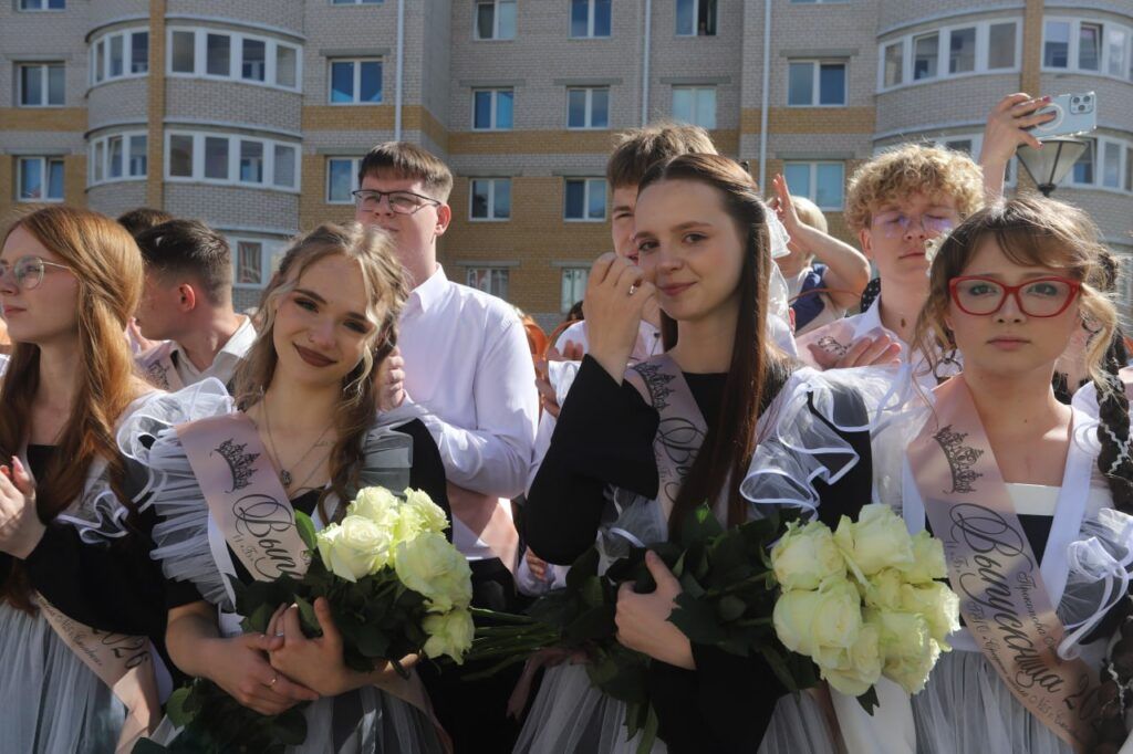 Ловите момент! Последний звонок прозвучал для выпускников средней школы №5