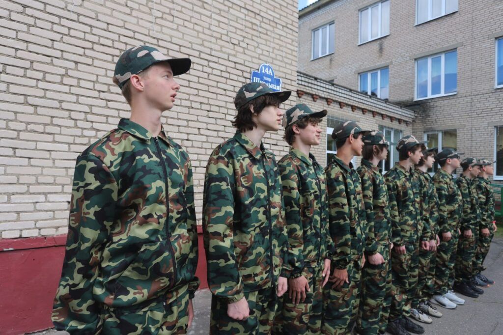 Армейские будни в школьных стенах: у десятиклассников Смолевичского района начались учебно-полевые сборы