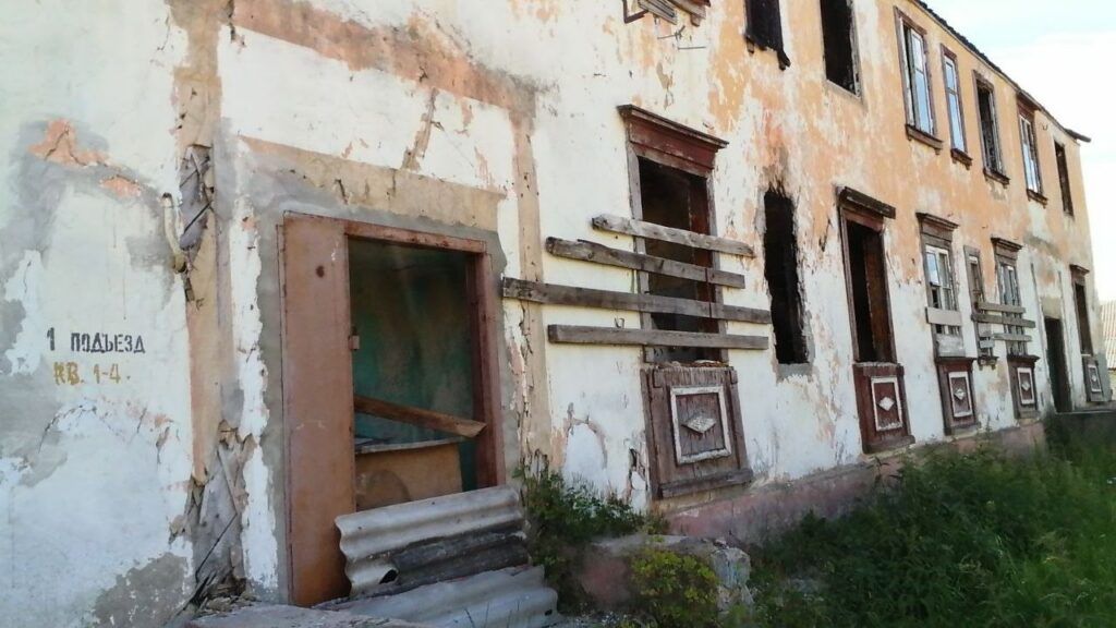 Узнали, почему не сносят дом на Железнодорожной в Зелёном Бору