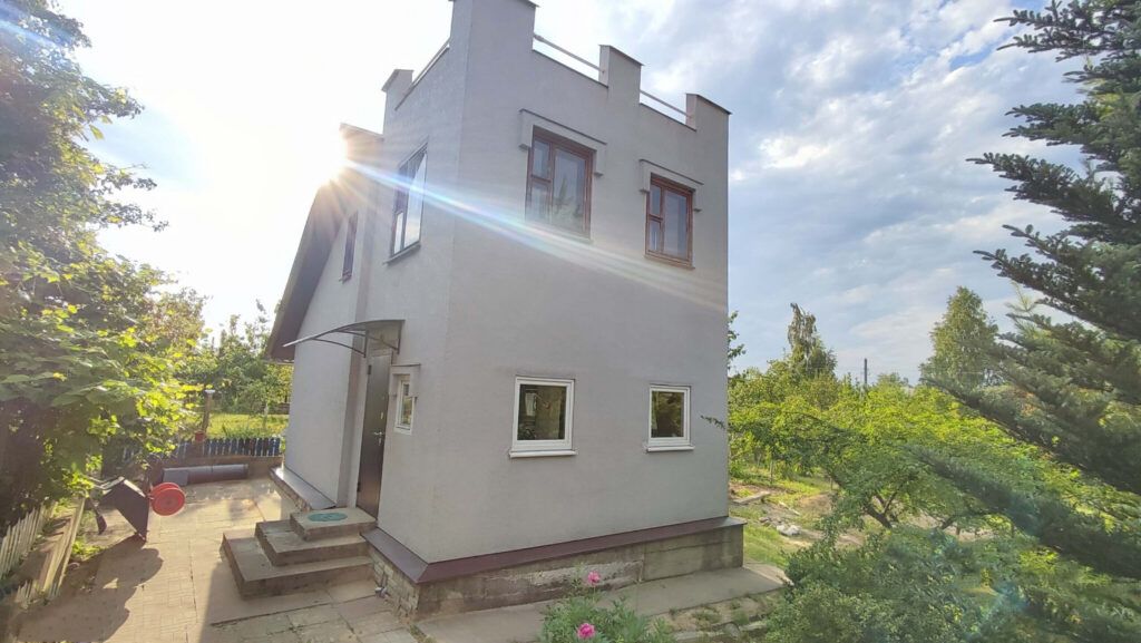 В Смолевичском недорого продают дом-замок. Но есть несколько нюансов