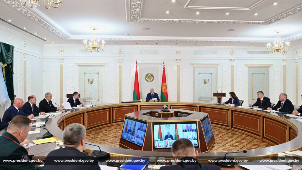 Президент провел селекторное совещание по вопросам уборочной кампании 2026 года
