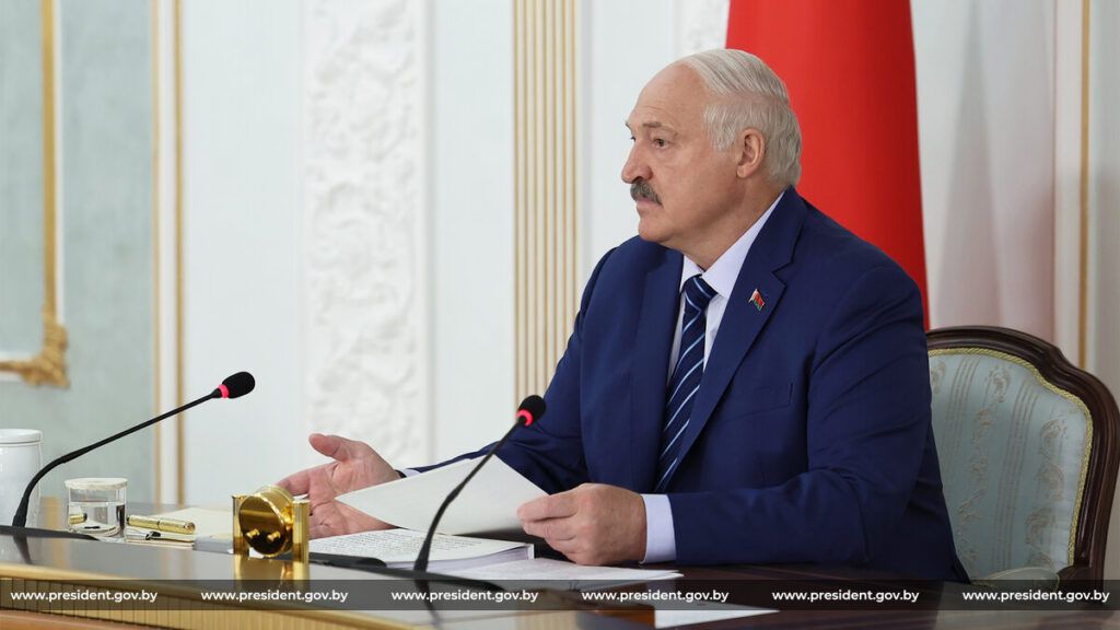 Лукашенко потребовал ускорить инвестпроекты