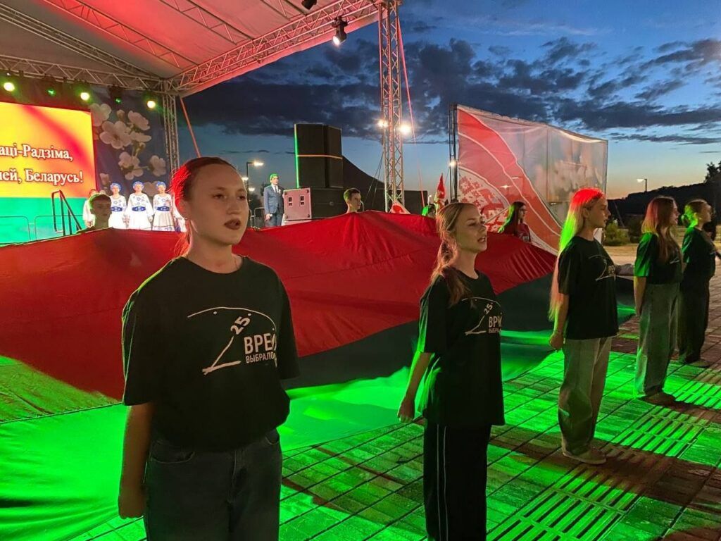 Смолевичане спели гимн вместе