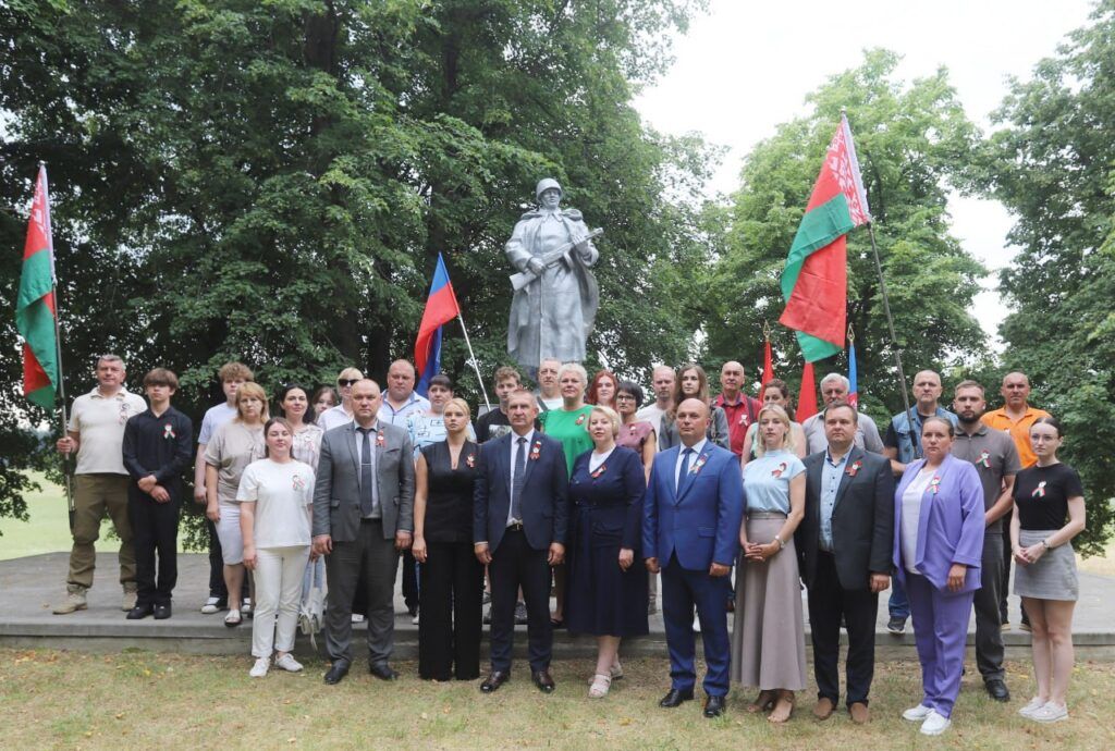 У деревни Мостище вспомнили тех, кто подарил нам мирное небо
