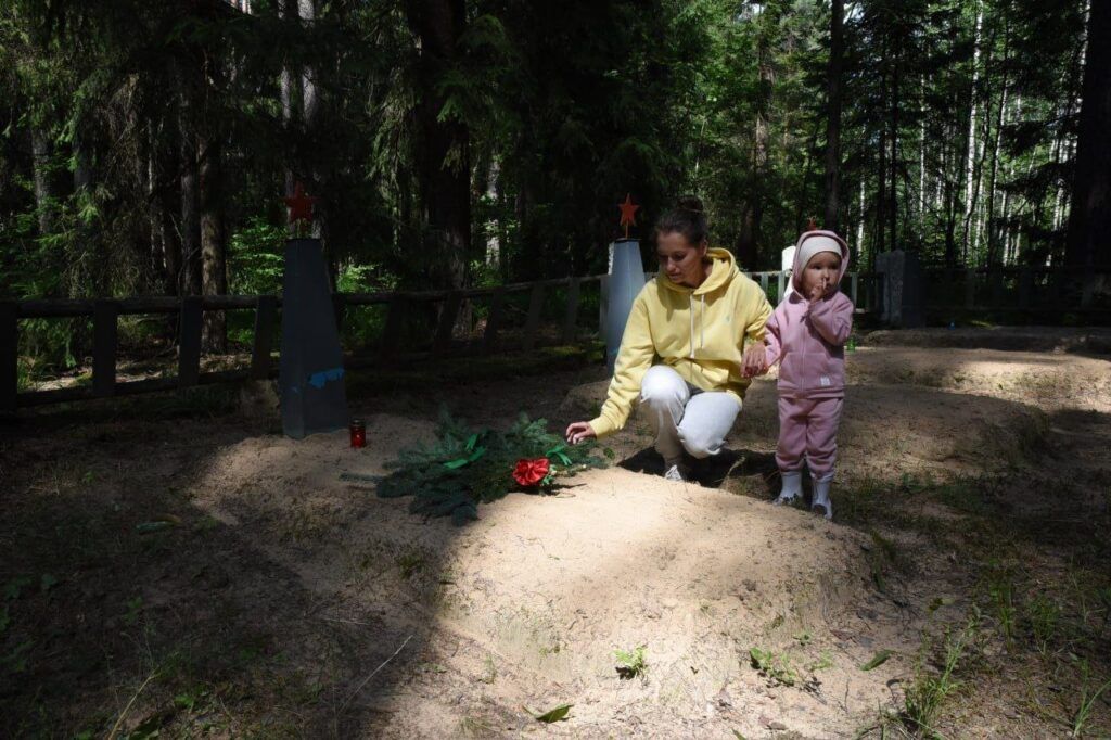 На мотоблоках и с лопатами по партизанским тропам. Зеленоборцы почтили память павших в боях