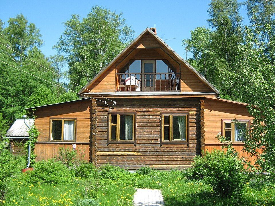 Получил дачу в наследство, а там живет чужак. Поможет суд или милиция?