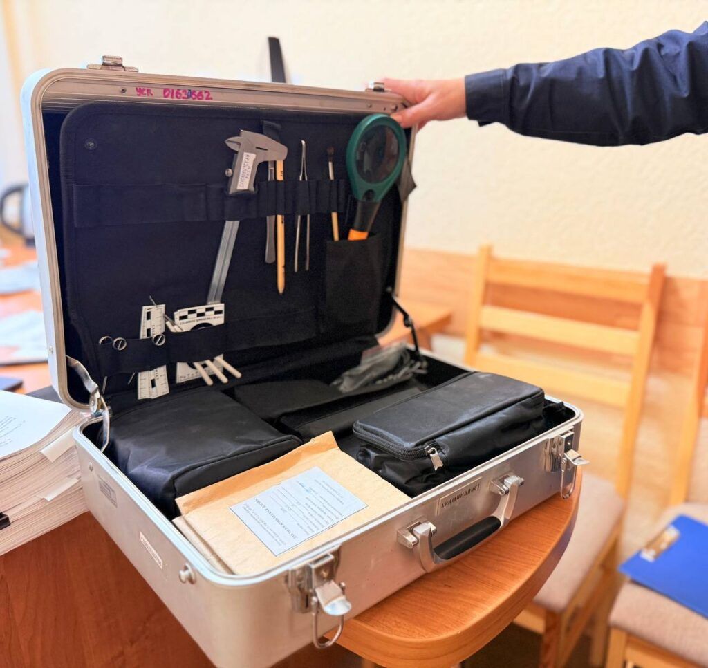 Узнали, что скрывает дежурная папка и чемодан следователя