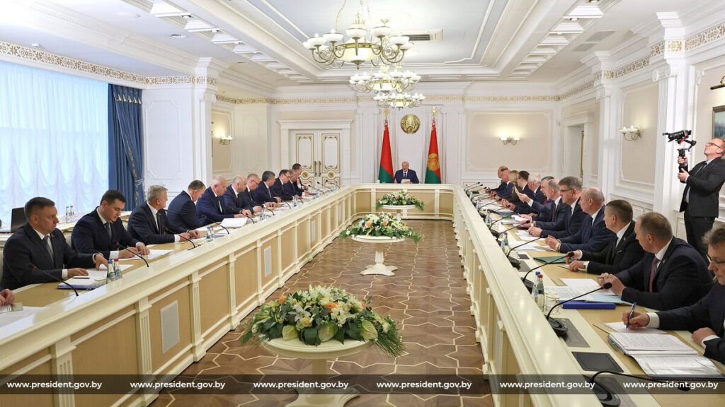 Александр Лукашенко провел совещание с руководством Совета Министров