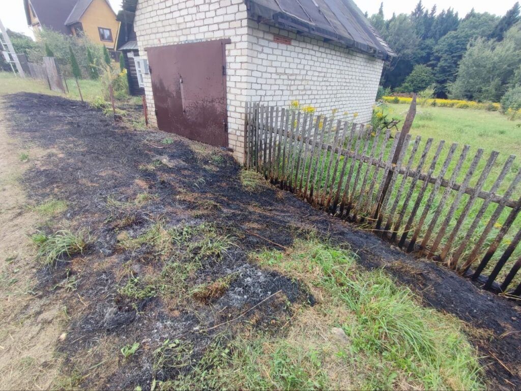 В Шпаковщине загорелась сухая растительность на площади 40 квадратных метров