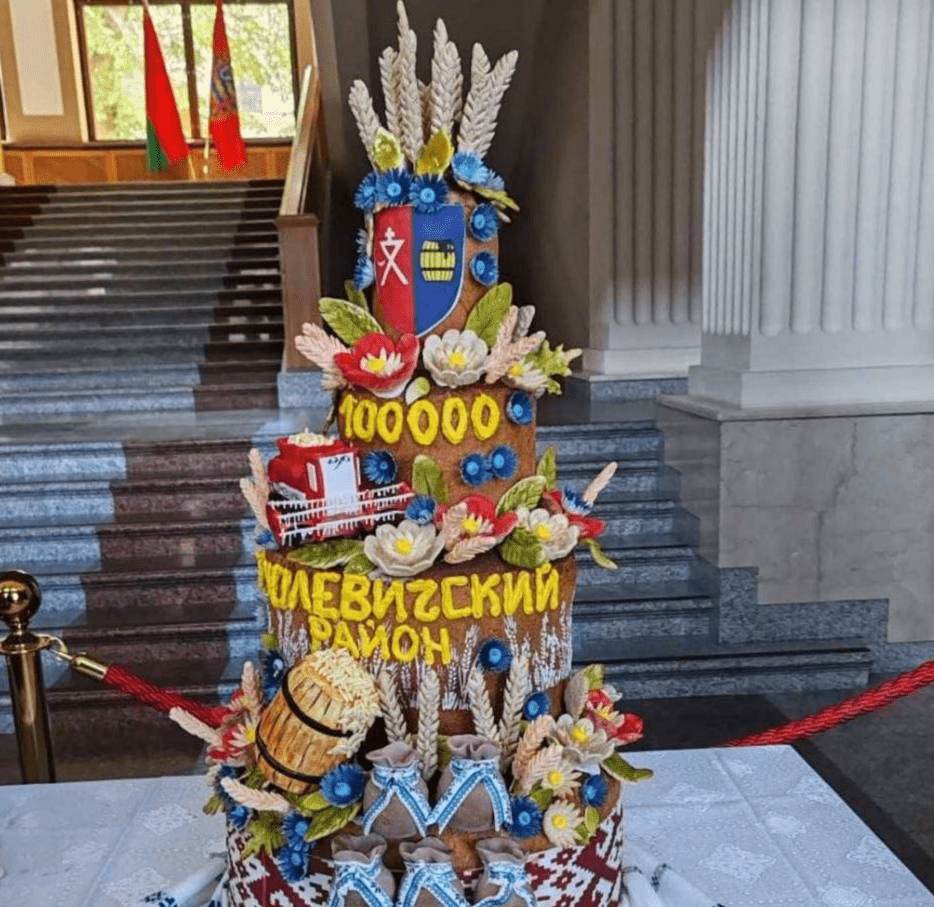 Смолевичский каравай-стотысячники занял свое место в облисполкоме