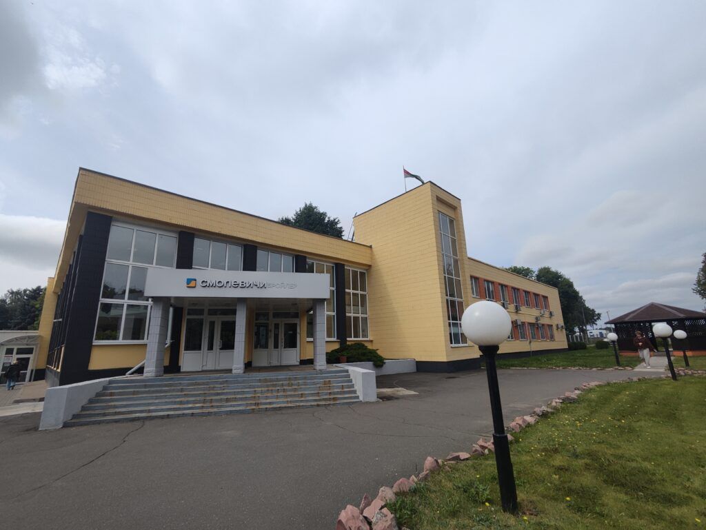 На «Смолевичи Бройлер» публично выслали еще одного иностранного работника