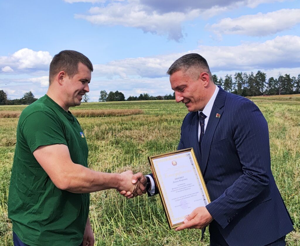 Николай Парамонов поздравил комбайнера «Смолевичи Дэйриз» с рекордными четырьмя тысячами тонн