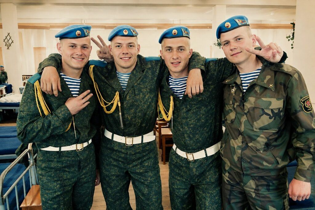 «Настоящий десантник в фонтанах не купается»: тиктокер-тракторист из Смолевичей – о службе в ВДВ
