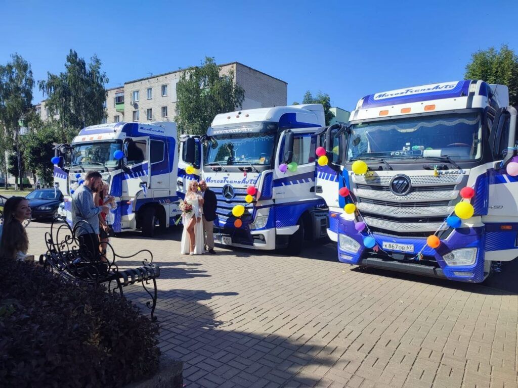 В Смолевичах молодожены приехали в ЗАГС на трех украшенных фурах
