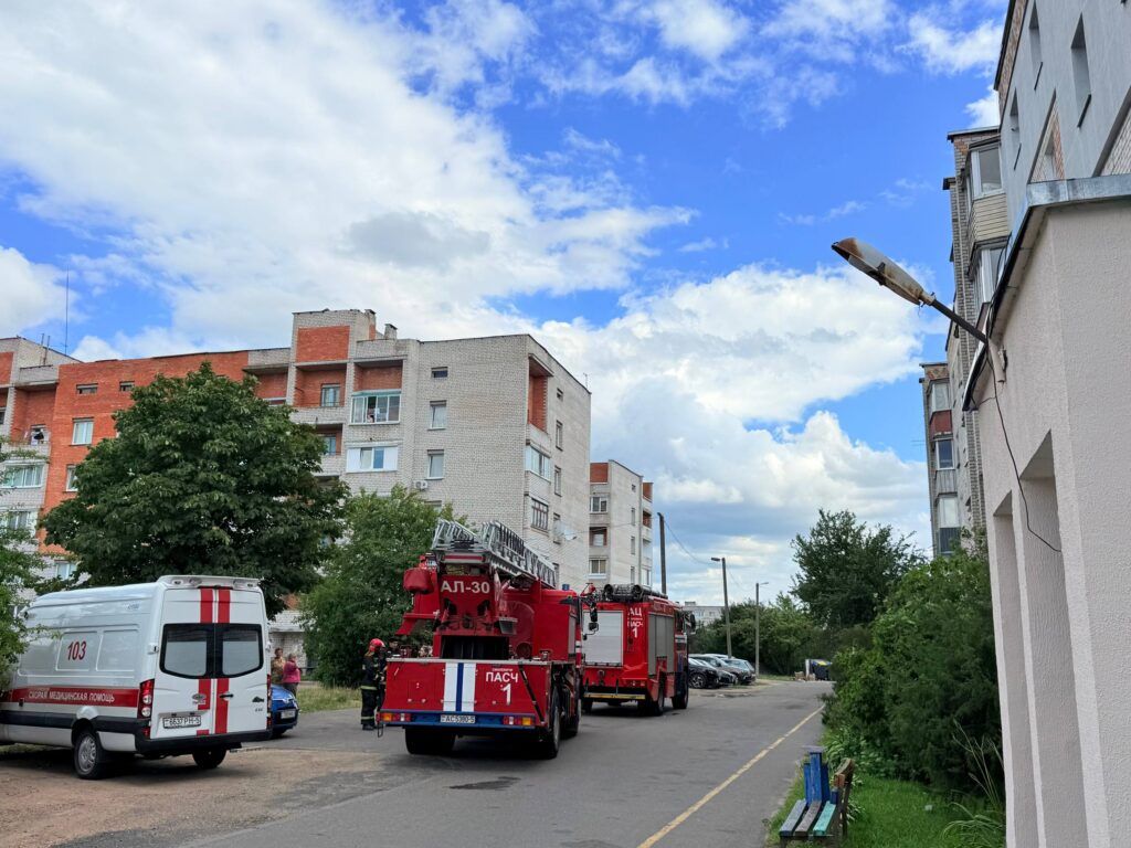 На улице Жодинской заметили экипажи спасателей и медиков.