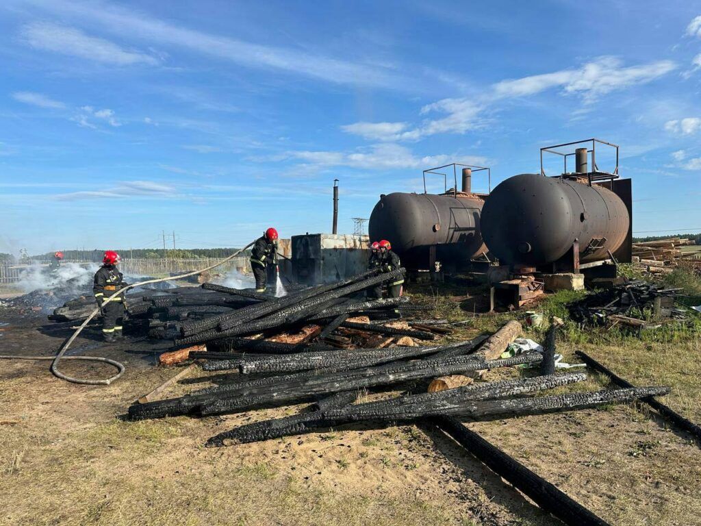Спасатели ликвидировали огонь на пилораме в Будагово