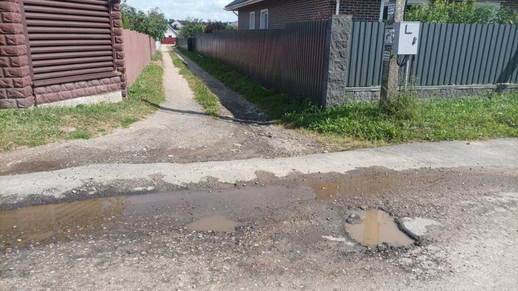 Потопы и «асфальтовый бугор»: жительница улицы Агрономической пожаловалась на дорогу