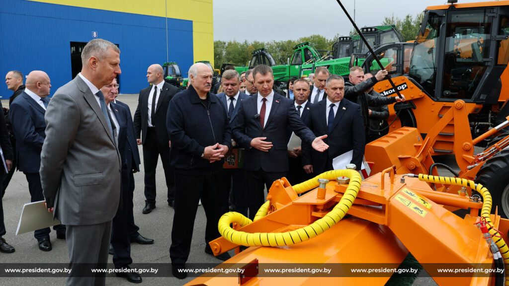 Лукашенко оценил производство харвестеров и форвардеров на «АМКОДОР-ЛЕСМАШ» в Логойском районе