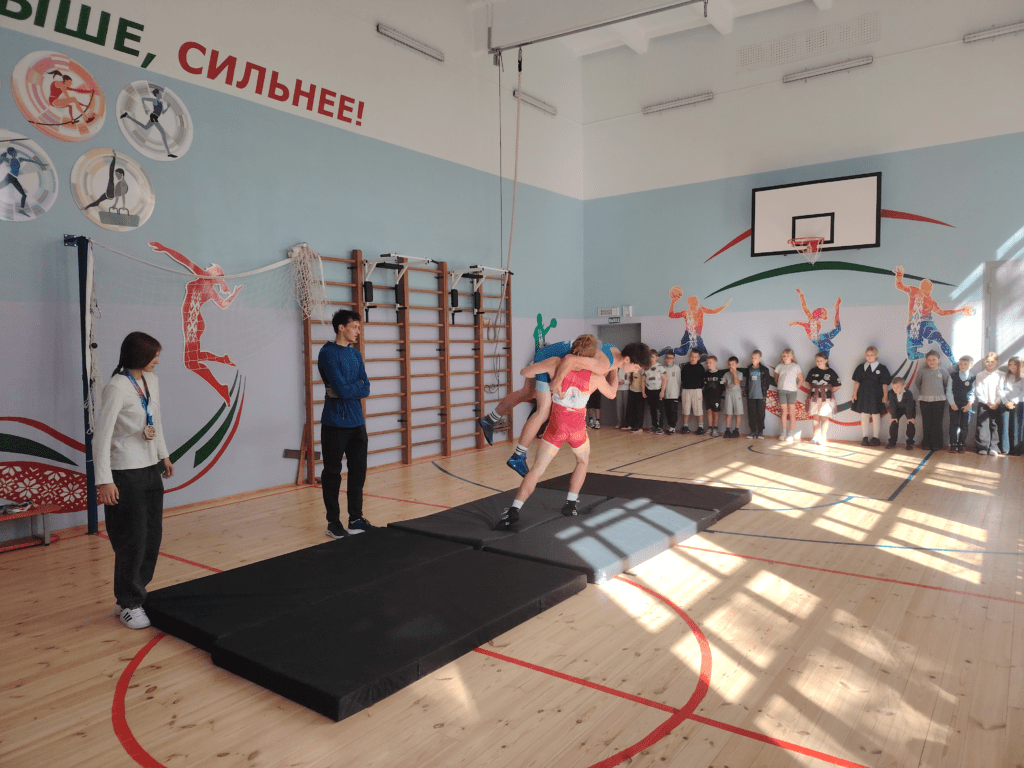 Мастерство и сила духа, борцы из ДЮСШ устроили для смолевичских школьников настоящий мастер-класс