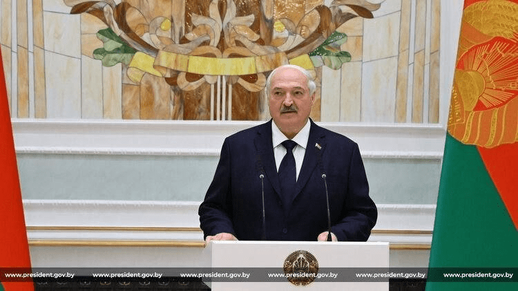 Александр Лукашенко поздравил соотечественников с Днем народного единства