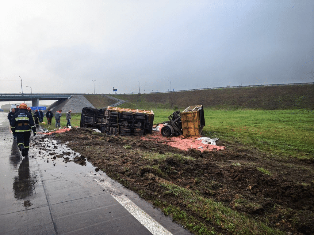 Под Смолевичами опрокинулся МАЗ с прицепом – пострадали два человека