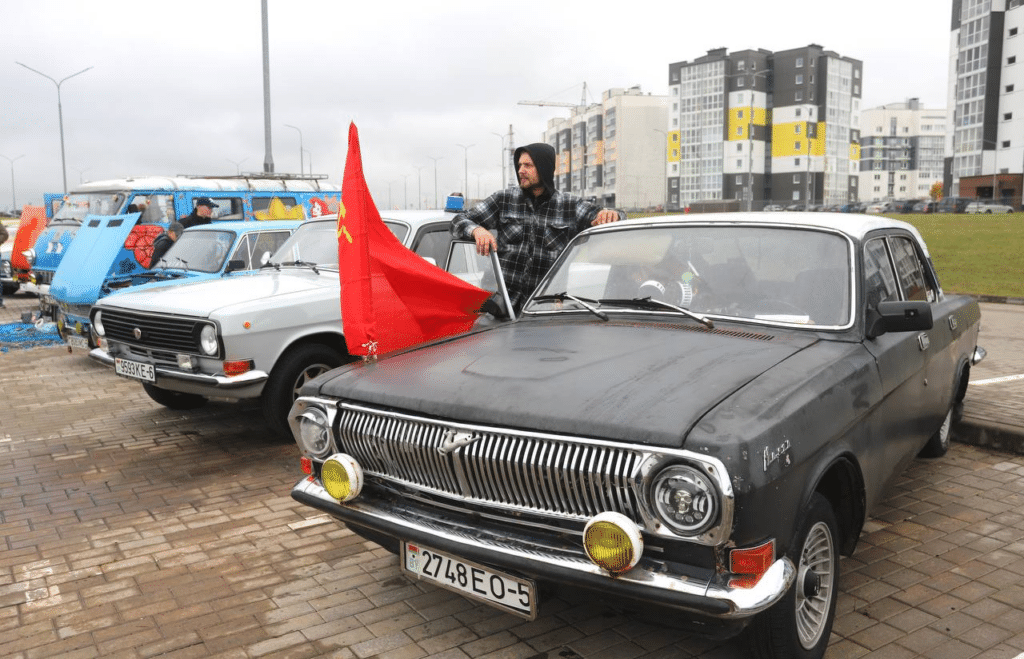 Из автофеста — в автопробег. В Смолевичах прошла яркая выставка автомобилей