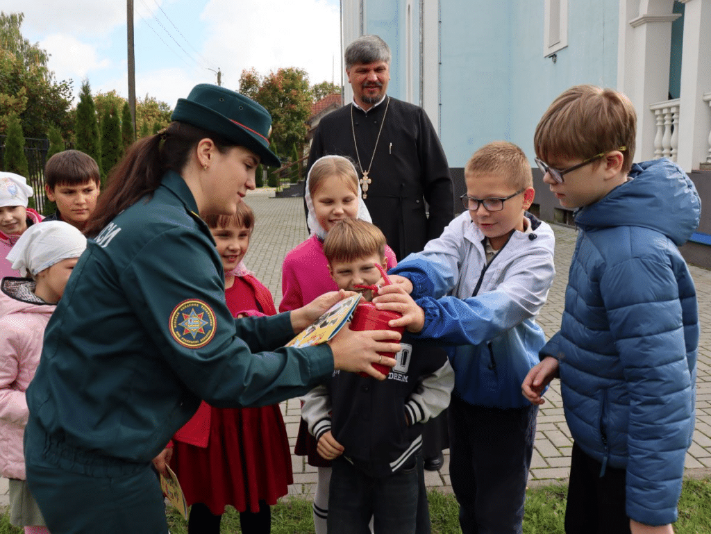 В смолевичском храме святителя Николая Чудотворца прошёл необычный урок безопасности