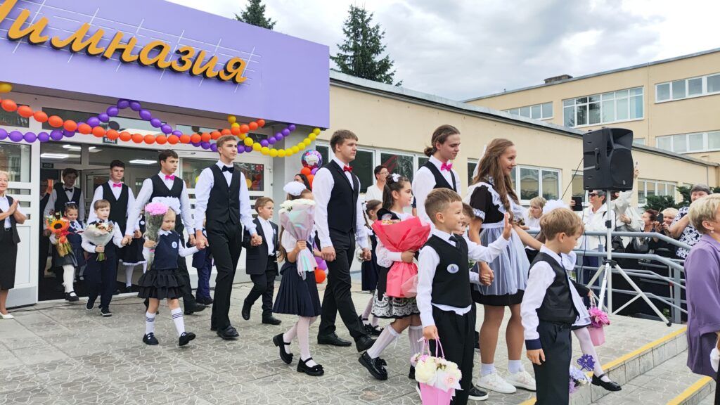 93 первоклассника, 47 выпускников и море улыбок – как гимназия встретила День знаний