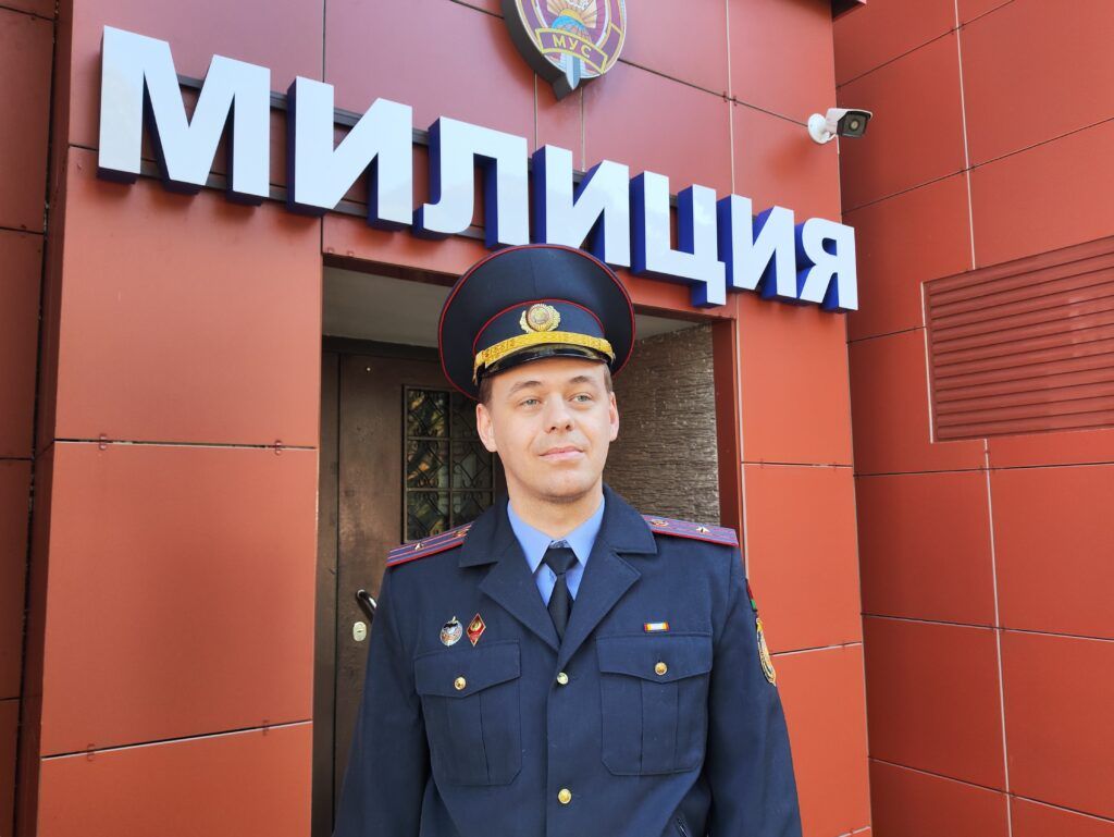 Сын спрятал мамины накопления под елкой – как случайная встреча со смолевичским милиционером спасла минской семье 20 тысяч долларов