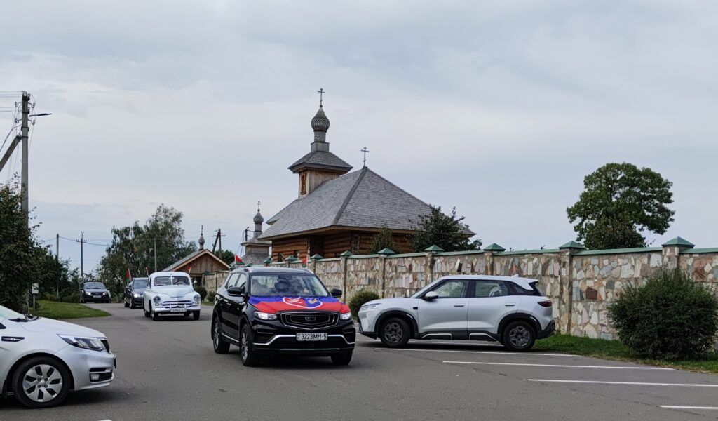 От «Победы» до молитвы – участники автопробега на Смолевиччине посетили Ляденскую обитель