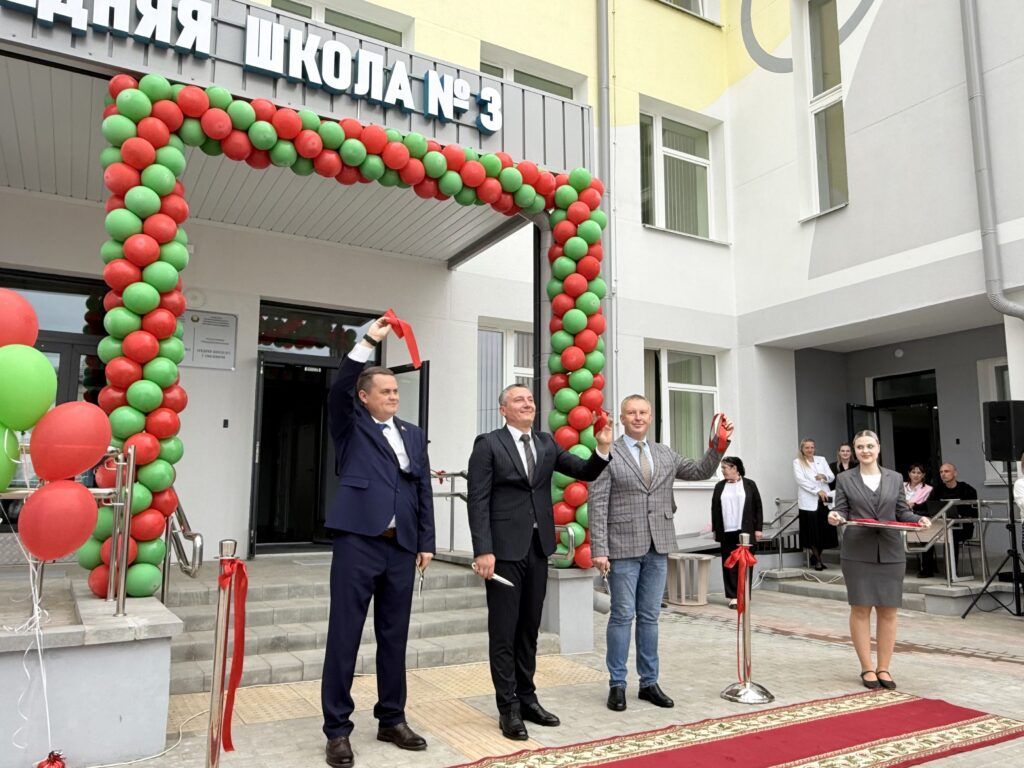 Школа №3 в Смолевичах встретила День знаний долгожданным новосельем