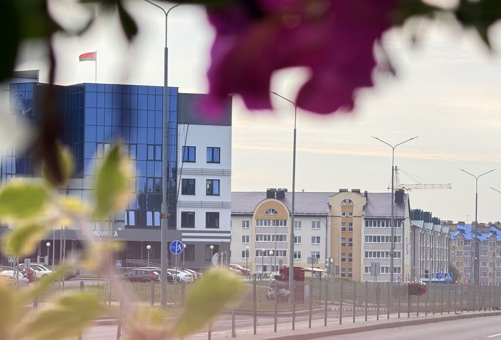 Коммунальщики объяснили, кто должен утеплять окна и двери в съемной квартире