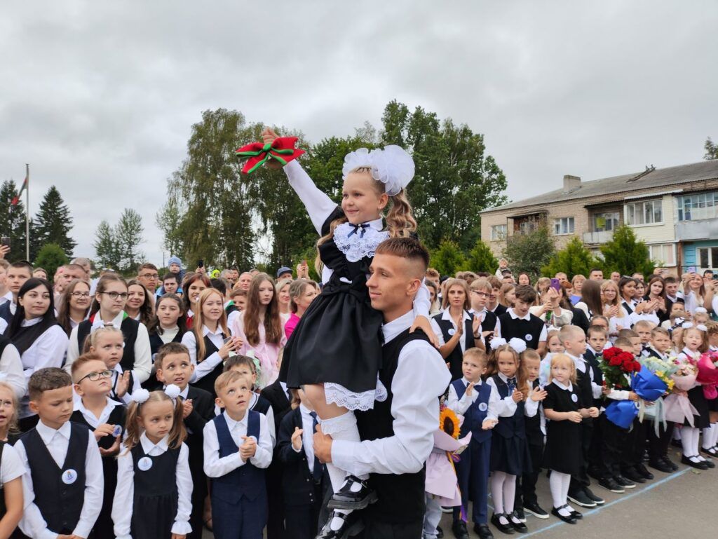 Сегодня во всех школах Смолевичского района звенит первый звонок