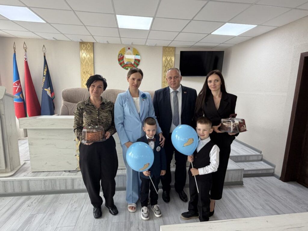В первый класс с поддержкой, в Смолевичах поздравили детей сотрудников РОВД
