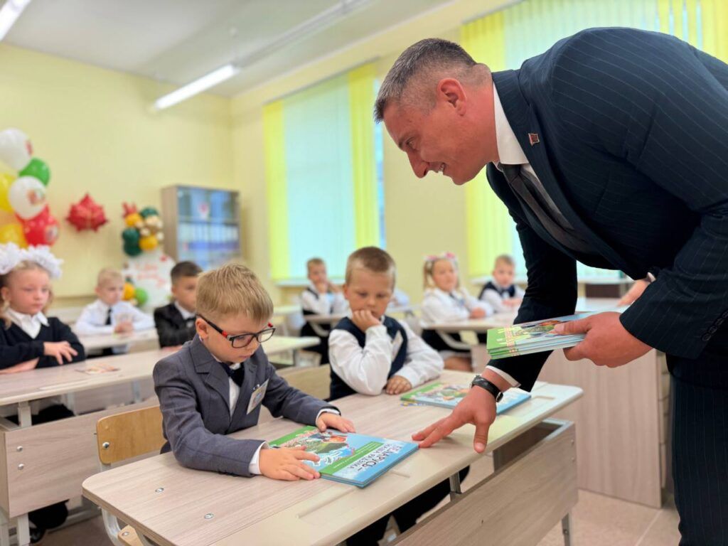 Глава района поздравил учеников 3-й городской школы с началом учебного года