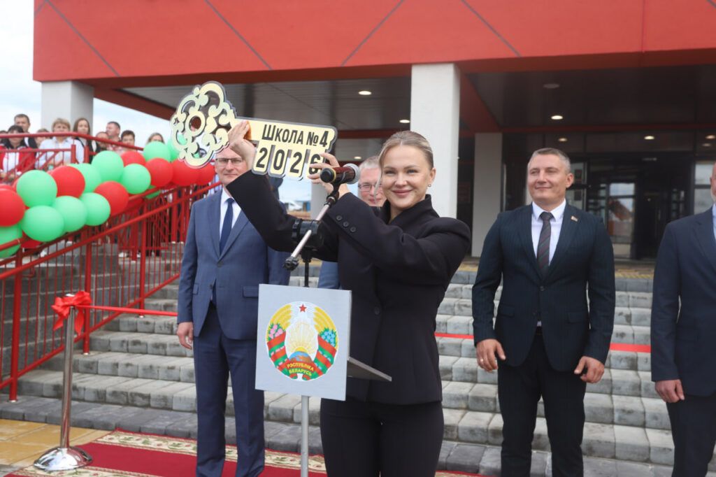 В стиле Малевича. В городе-спутнике торжественно открыли школу № 4