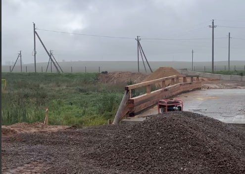 Временный мост через реку Плису практически готов к открытию